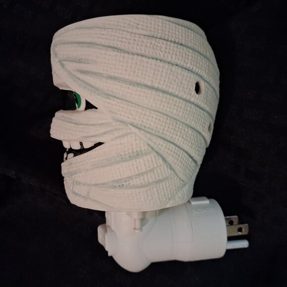 Scentsy Under Wraps Halloween Mummy Plug-In Wax Warmer With Box & Bulb *RETIRED* - Picture 7 of 15